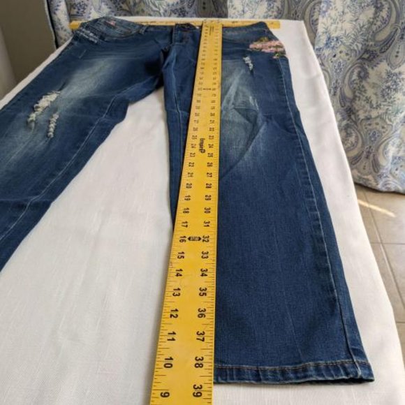 Angel Kiss Distressed Jean's Woman's Junior's Size 15 Blue Jean's Flower Embroid - Picture 8 of 9